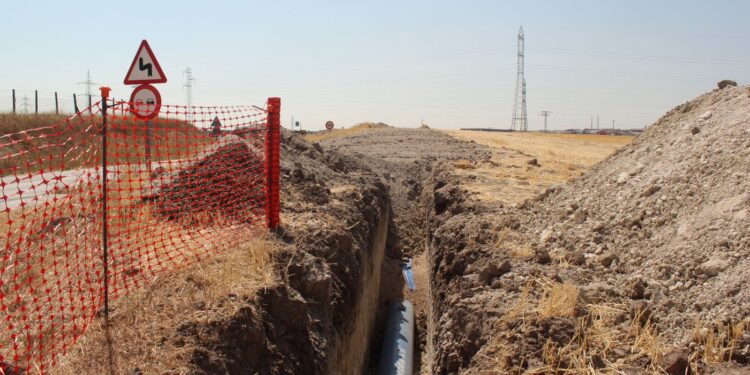 Las obras de renovación de la tubería general de agua de Villares concluirán esta semana