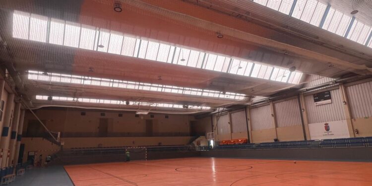 La renovación de los lucernarios del pabellón facilita la práctica deportiva a los vecinos de Villares
