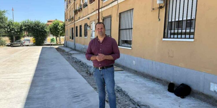 Santa Marta mejora la seguridad peatonal en la calle Cañamares con un nuevo acerado