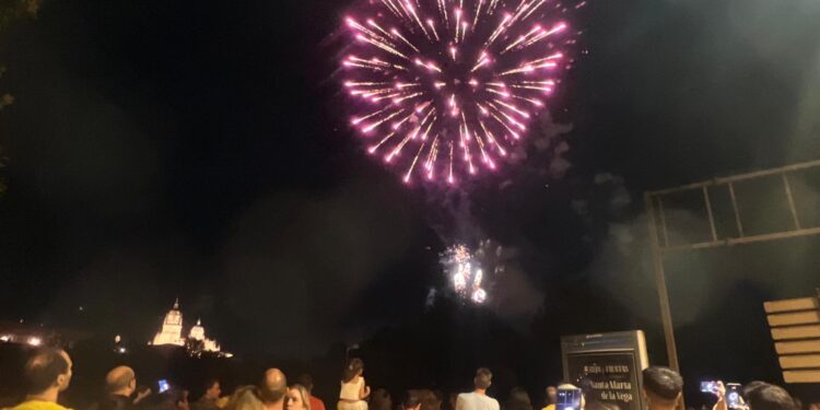 Así ha brillado Salamanca: los fuegos artificiales dejan una noche espectacular junto al Tormes