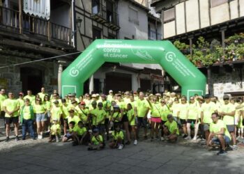 San Esteban de la Sierra se vuelca contra el cáncer con un centenar de participantes en su primera marcha solidaria