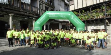 San Esteban de la Sierra se vuelca contra el cáncer con un centenar de participantes en su primera marcha solidaria