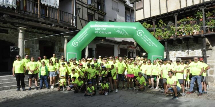 San Esteban de la Sierra se vuelca contra el cáncer con un centenar de participantes en su primera marcha solidaria