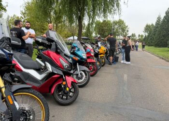 140 coches y motos rugen en la III concentración ‘Carbajosa Motor’