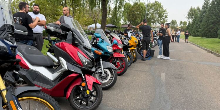 140 coches y motos rugen en la III concentración ‘Carbajosa Motor’