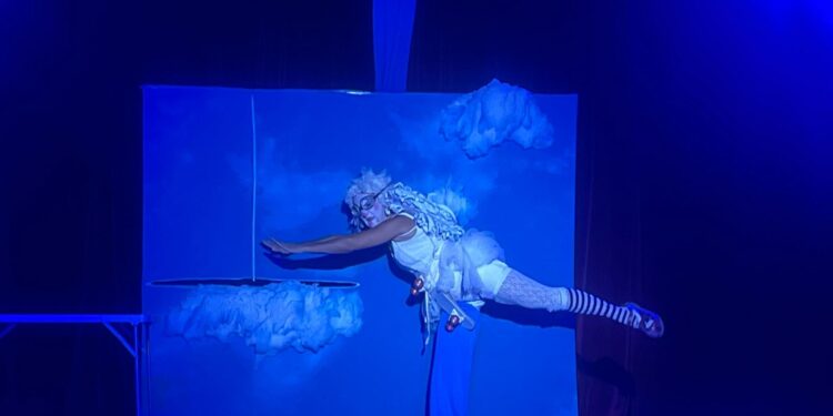 La esencia del circo llena el escenario de acrobacias y clown en el ecuador de Volatiritormes
